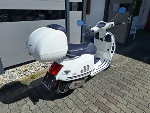 Vespa GTS 300 Yacht Club Bild 3