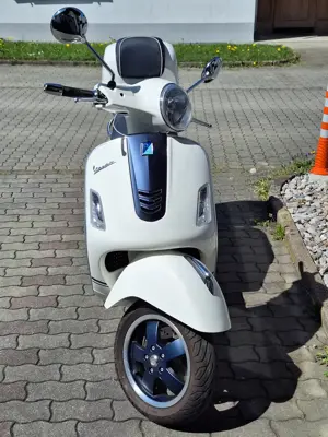 Vespa GTS 300 Yacht Club