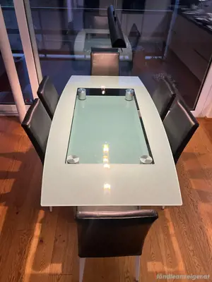Glastisch mit Stühle