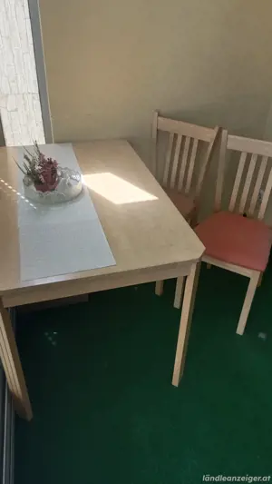 Tisch mit Stühlen