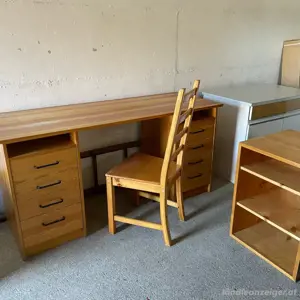 Schreibtisch mit Stuhl und Regalblock