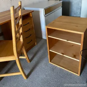 Schreibtisch mit Stuhl und Regalblock Bild 3