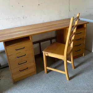 Schreibtisch mit Stuhl und Regalblock Bild 2