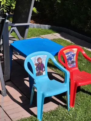 Kindertisch mit zwei Stühlen 
