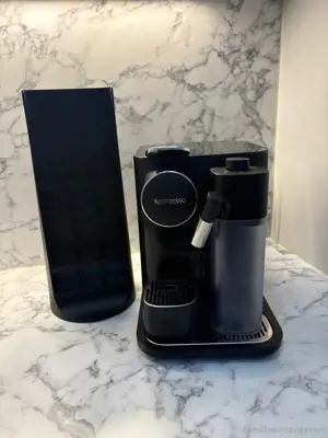 Kaffeemaschiene Nespresso Gran Lattissima + Orginal Kapselspender