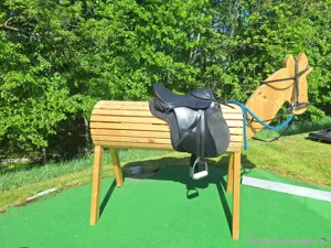 Holzpferd mit Sattel und Saumzeug