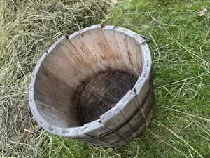 Alter Pflanzkübel aus Holz für Deko zu verschenken Bild 3