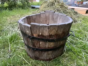 Alter Pflanzkübel aus Holz für Deko zu verschenken