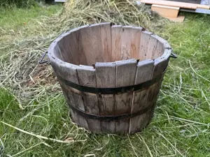 Alter Pflanzkübel aus Holz für Deko zu verschenken Bild 2