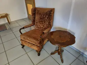 Alter Ohrensessel Biedermeier original Bezug und Polsterung mit Beistelltisch Bild 2