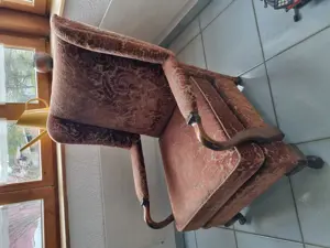 Alter Ohrensessel Biedermeier original Bezug und Polsterung mit Beistelltisch