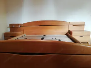 Doppelbett, Nachtkästchen und Lattenroste gratis
