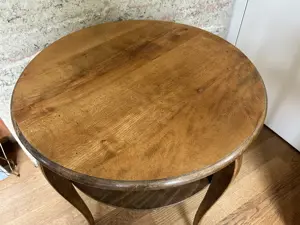 Schöner Holztisch Bild 2