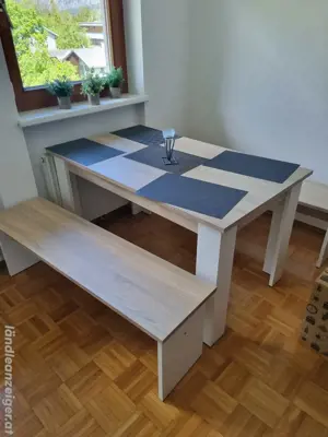 Tisch mit Sitzbänken