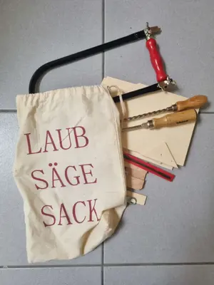 Laubsäge mit Sack