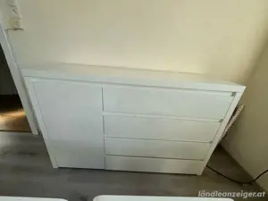 Weißer Schrank