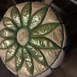 Dekoratives Sitzpolster aus Leder mit gestickten Motiven