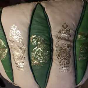 Dekoratives Sitzpolster aus Leder mit gestickten Motiven Bild 2