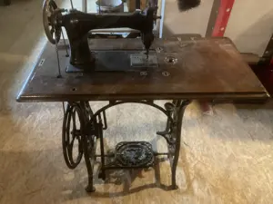 Alte Adler Nähmaschine 