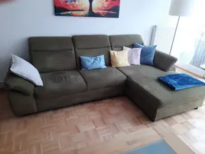 Ecksofa mit Kopfteil und Armlehnverstellung 