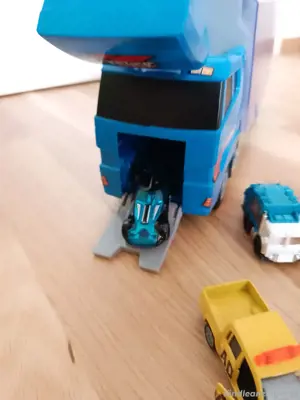 Autotransporter mit Autos 