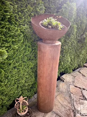 Pflanzgefäß mit Säule, Blumenschale, rostig