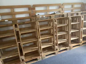 Holzregale für Allerlei