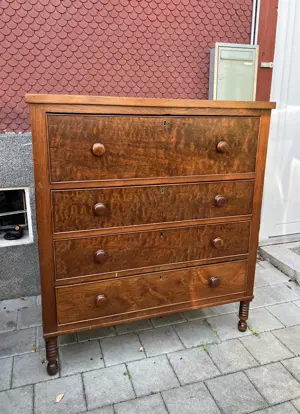 Kommode mit Schubladen