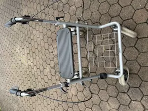 Rollator zu Verschenken  Bild 2