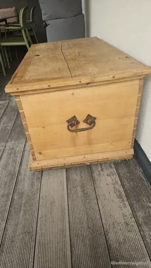Schöne alte Holz Truhe Bild 2