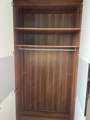 Kleiderschrank mit Schreibtisch Bild 3
