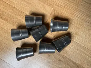 kleine und große Zinnbecher