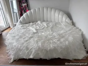 Rundes Lederbett mit Matratze Bild 2