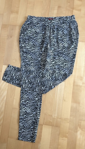 Schwarz weiß gemusterte Damen Hose Bild 3