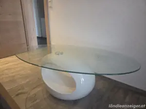 Couchtisch mit ovaler Glasplatte weiß hochglanz