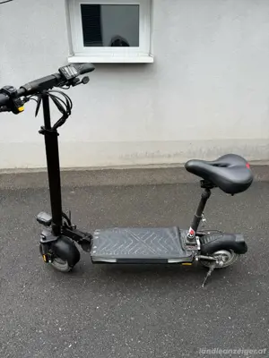 E-Scooter mit Sitz (vhb) Bild 1