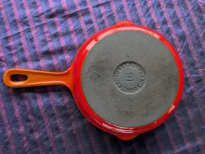LE CREUSET 16 Französische Vintage-Bratpfanne aus emailliertem Gusseisen