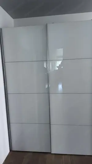 Wandschrank mit Schiebetüren