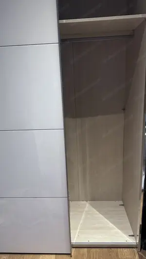 Wandschrank mit Schiebetüren Bild 3
