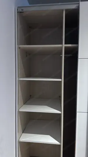 Wandschrank mit Schiebetüren Bild 2