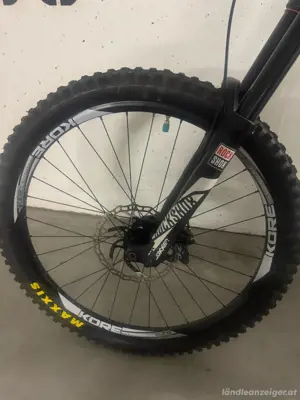 YT Downhill Bike Bild 2