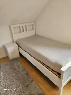 Bett und Nachtkästchen 