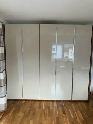 Schlafzimmer. Bett plus Nachtkästen plus Schrank