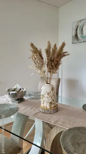 Blumenvase in cremefarben mit beigem Blumenmuster und Pampasgras