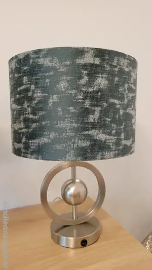 Silberne Tischlampe mit petrolfarbenem Lampenschirm