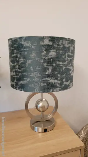 Silberne Tischlampe mit petrolfarbenem Lampenschirm Bild 3