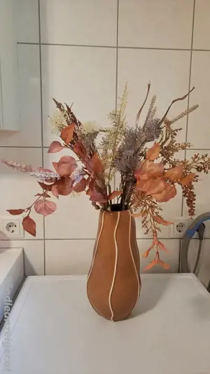 Terracottafarbene Vase mit Kunstblumen Bild 2