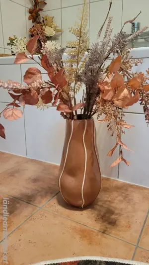 Terracottafarbene Vase mit Kunstblumen