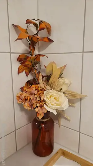Blumenvase in rot mit Kunstblumen