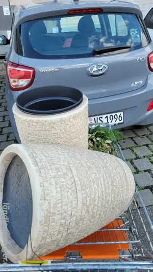 Moderner Pflanzenkübel aus Stein Bild 2